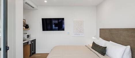 Skrivebord, strykejern/-brett, reiseseng for barn og wi-fi