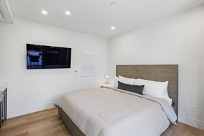 Desk, iron/ironing board, travel cot, WiFi