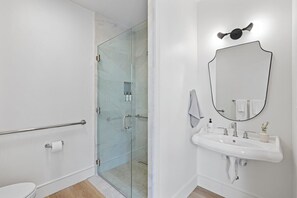 Badewanne, umweltfreundliche Kosmetikartikel, Haartrockner, Handtücher