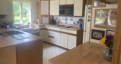 4 Bedroom 2 Bathroom Entire Home with Walk-In Lake Access