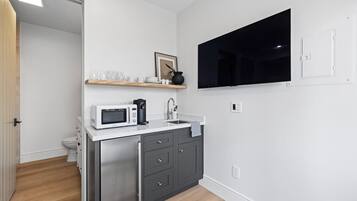 Kühlschrank, Mikrowelle, Wasserkocher mit Kaffee-/Teezubehör