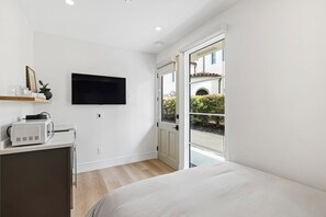Desk, iron/ironing board, travel cot, WiFi - Casa Jardin - Studio 2 (Santa Barbara)