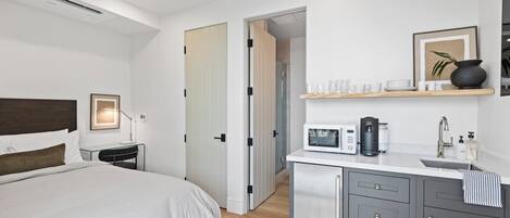 Schreibtisch, Bügeleisen/Bügelbrett, Reisekinderbett, WLAN