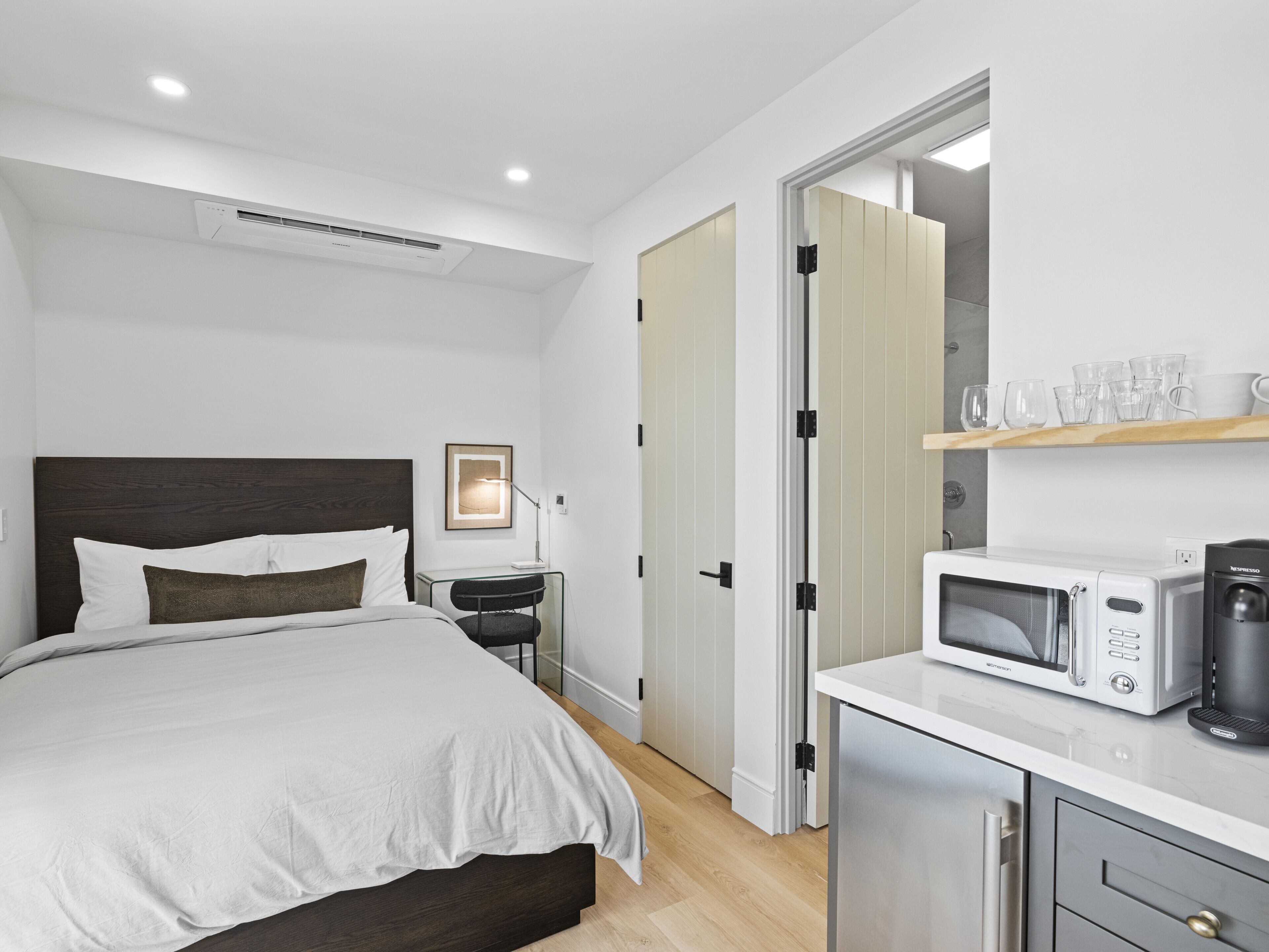 Bureau, fer et planche à repasser, lit parapluie, Wi-Fi