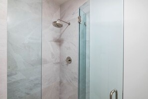 Een douche,  milieuvriendelijk toiletgerief, een haardroger, handdoeken