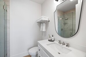 Een douche, milieuvriendelijke toiletartikelen, een haardroger