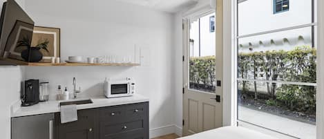 办公桌、熨斗/熨衣板、WiFi、床单