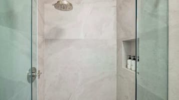 Dusj, miljøvennlige toalettsaker, hårføner og håndklær