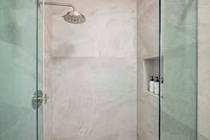 Regadera, amenidades de baño ecológicas, secadora de cabello, toallas