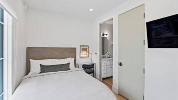 Desk, iron/ironing board, WiFi, bed sheets