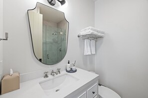 Dusche, umweltfreundliche Kosmetikartikel, Haartrockner, Handtücher