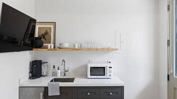 Refrigerador, microondas, cafetera y tetera y tetera eléctrica