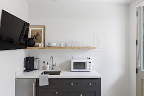 Refrigerador, microondas, cafetera y tetera y tetera eléctrica