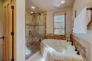 Dusche, Whirlpool, Handtücher, Seife