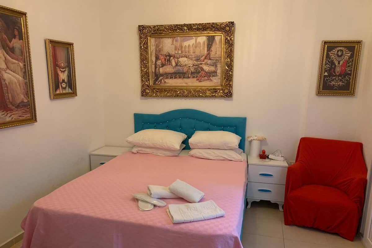 Free WiFi, bed sheets