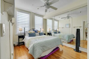 1 Schlafzimmer, Schreibtisch, Bügeleisen/Bügelbrett, Reisekinderbett