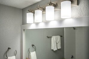 Badewanne, Haartrockner, Handtücher