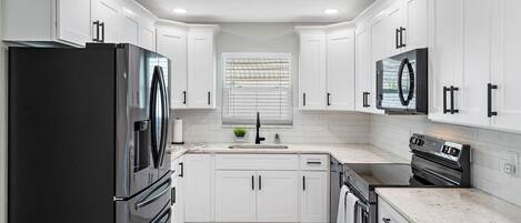 Køleskab, ovn, kogeplade