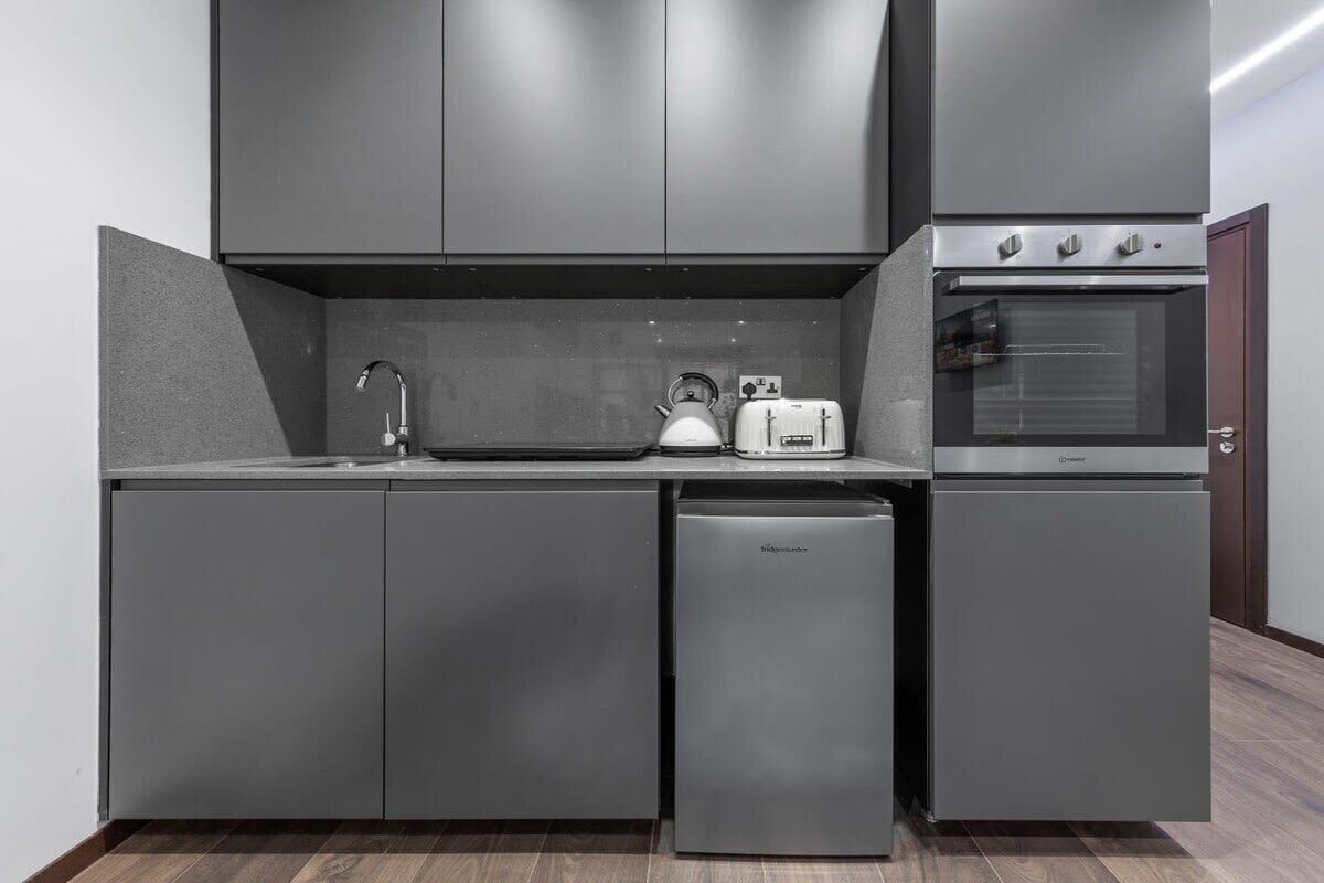 Kjøleskap, mikrobølgeovn, ovn og kokeplater