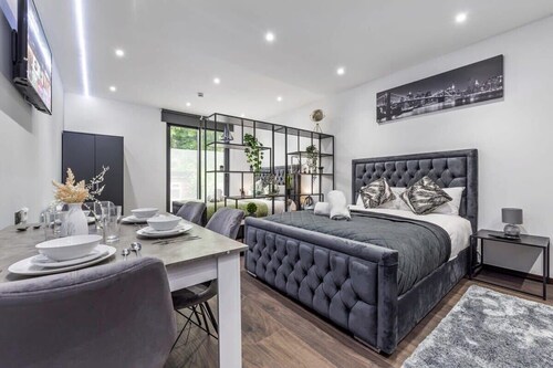 Huge Cosy Studio Family Sleeps 4 North West London