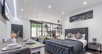 Huge Cosy Studio Family Sleeps 4 North West London