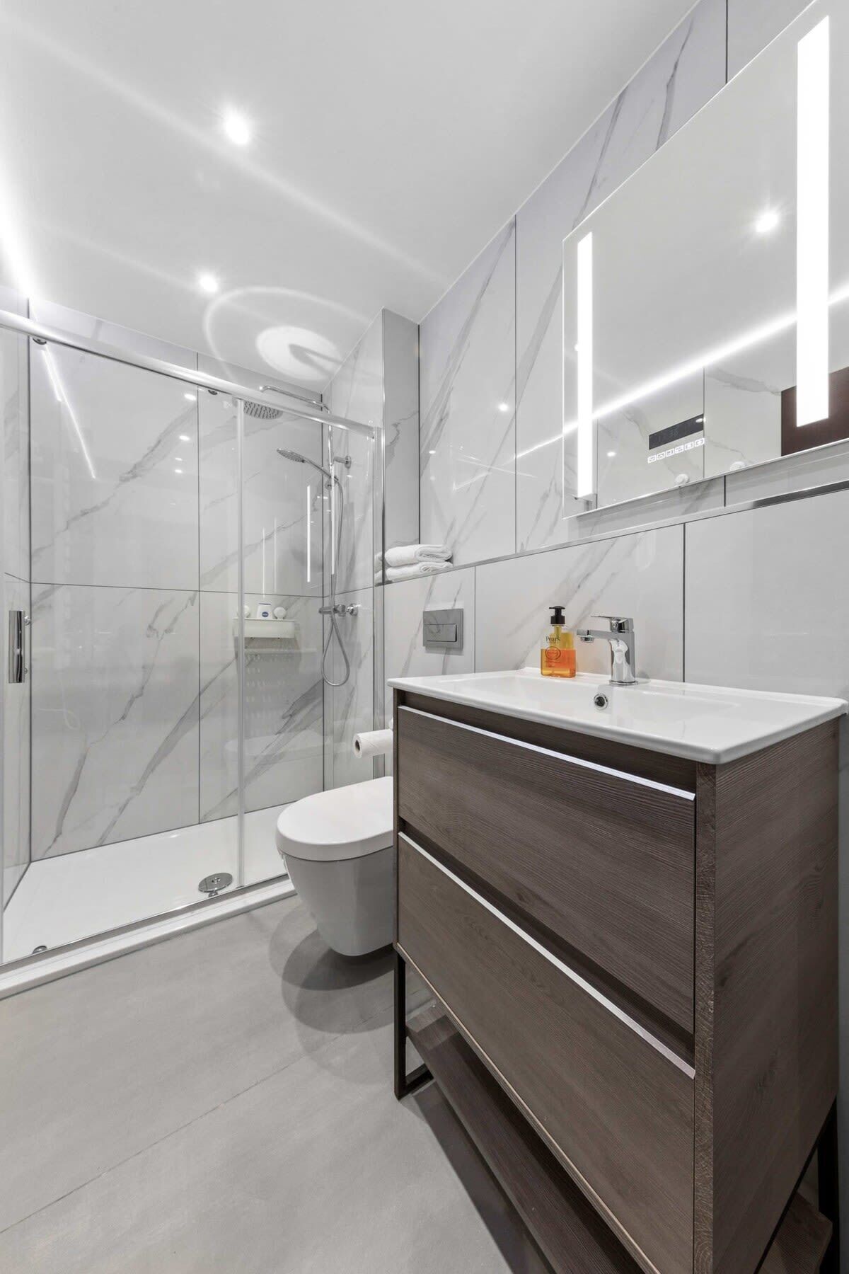 Badewanne, Haartrockner, Handtücher, Shampoo