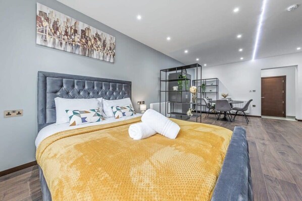 1 habitación, tabla de planchar con plancha, wifi y ropa de cama