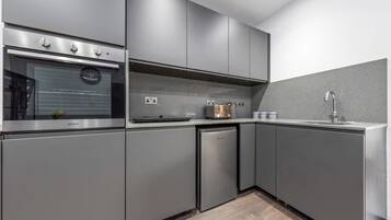 Kjøleskap, mikrobølgeovn, ovn og kokeplater