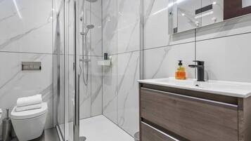 Dusj, hårføner, håndklær og sjampo