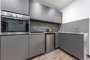 Fridge, microwave, oven, stovetop - Luxury Studio Flat Golders Green Central London (Greater London)