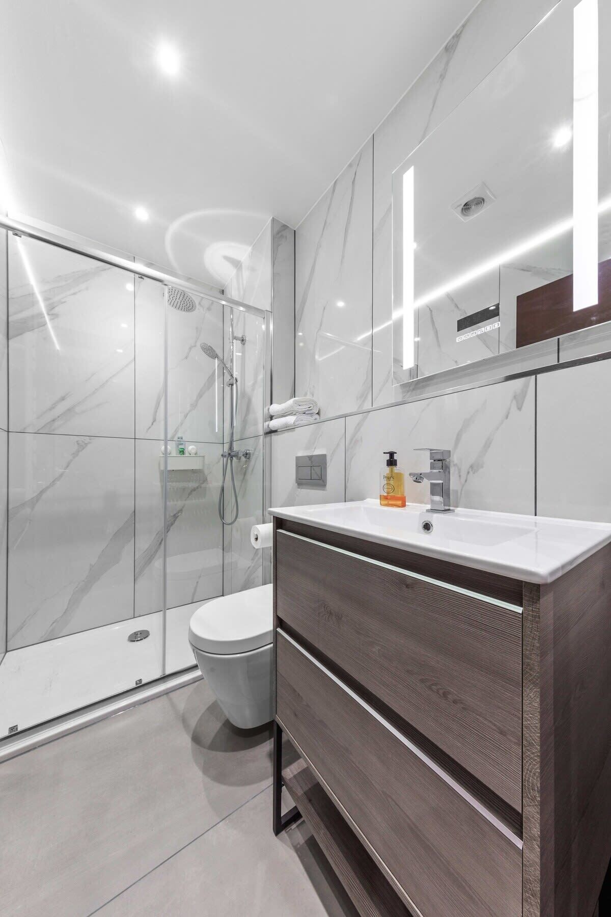 Regadera, secadora de cabello, toallas, shampoo 