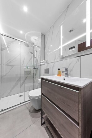 Douche, sĂšche-cheveux, serviettes fournies