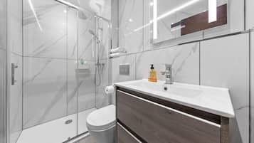 Dusj, hårføner, håndklær og sjampo