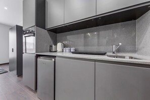 Kjøleskap, mikrobølgeovn, ovn og kokeplater