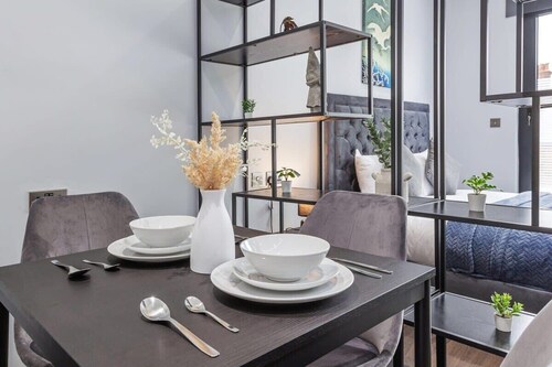 Serviced Modern Luxury Flat near Central London