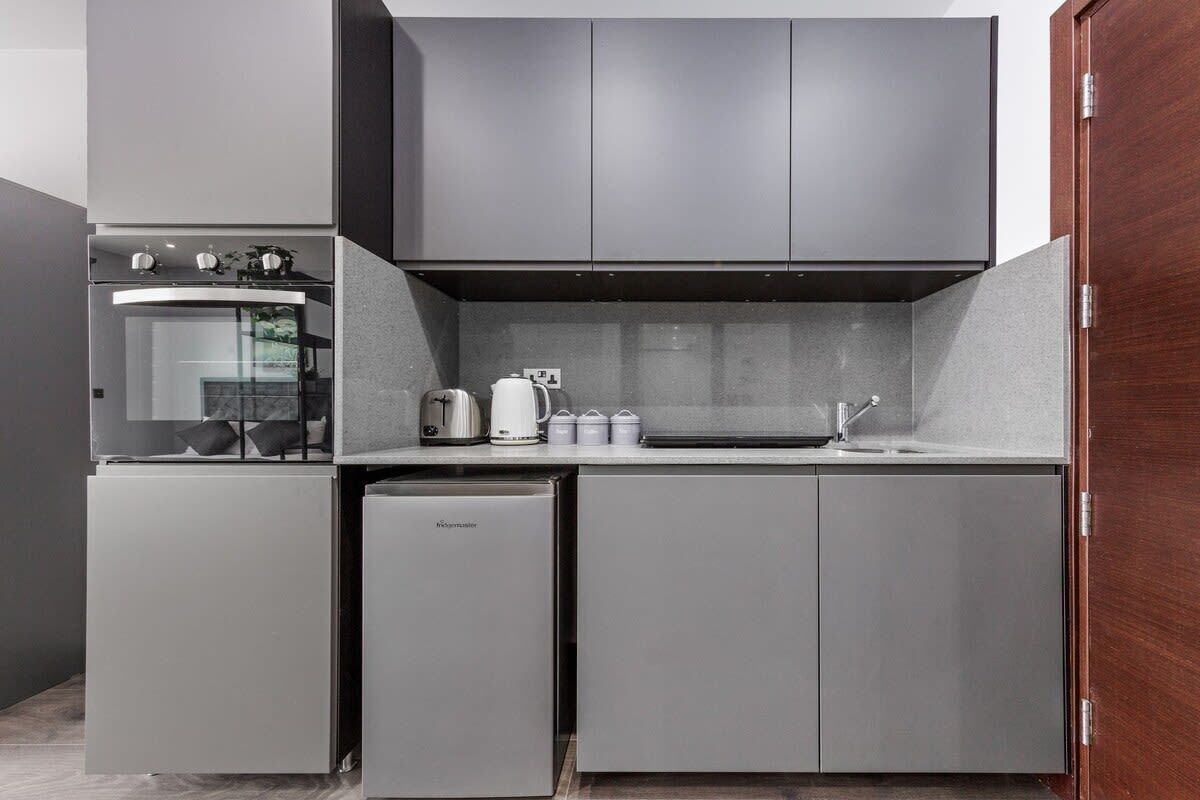 Kjøleskap, mikrobølgeovn, ovn og kokeplater