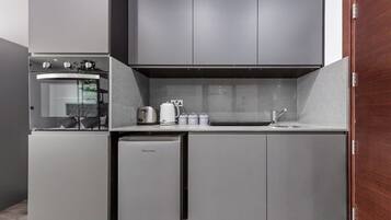 Kjøleskap, mikrobølgeovn, ovn og kokeplater