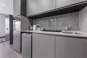 冷蔵庫、電子レンジ、オーブン、コンロ