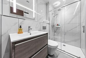 Douche, sèche-cheveux, serviettes fournies