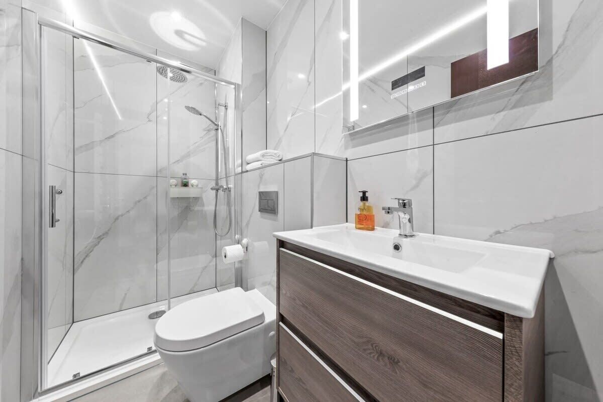 Dusj, hårføner, håndklær og sjampo