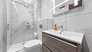 Dusj, hårføner, håndklær og sjampo