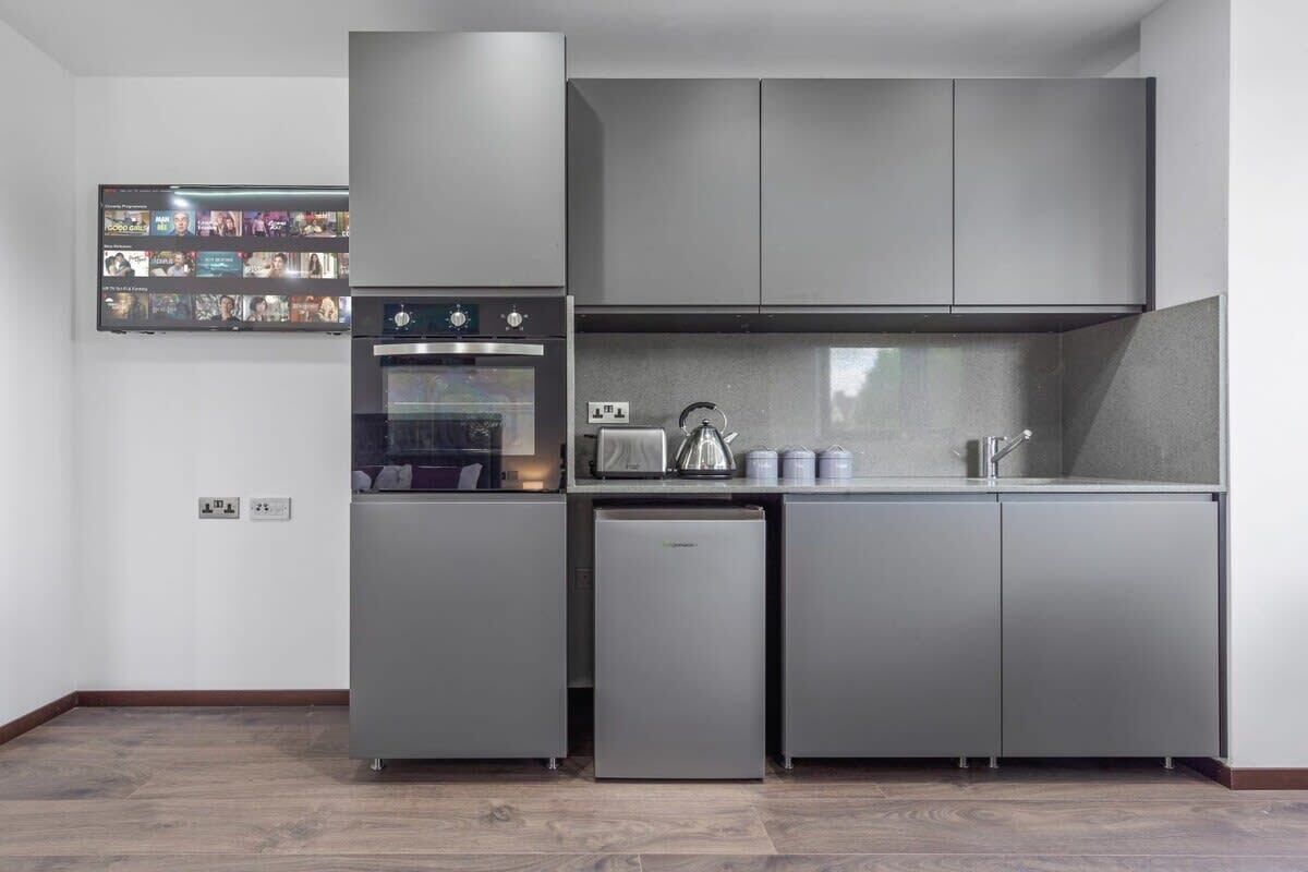 Kjøleskap, mikrobølgeovn, ovn og kokeplater