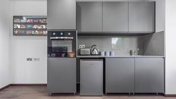 Kjøleskap, mikrobølgeovn, ovn og kokeplater