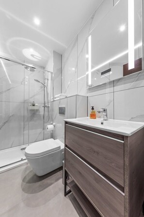 Shower, hair dryer, towels, shampoo