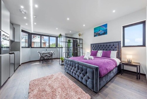 Luxury Modern Flat near Central London