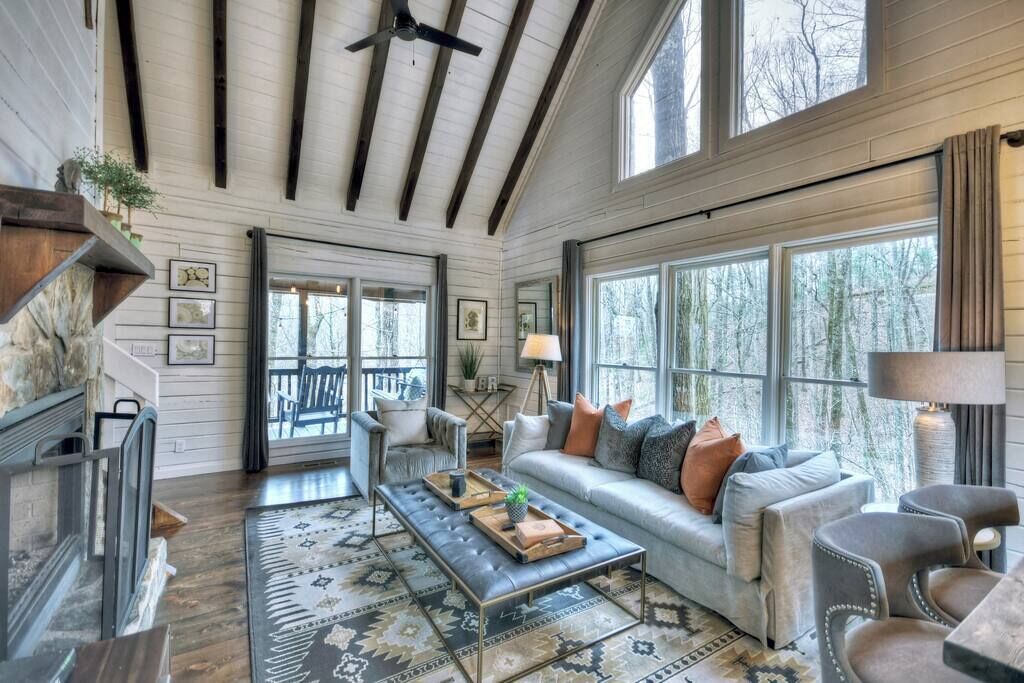 Televisión y chimenea 