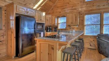 Kjøleskap, mikrobølgeovn, ovn og kokeplater