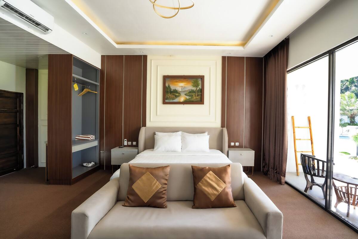 1 bedroom, premium bedding, Select Comfort beds, desk
