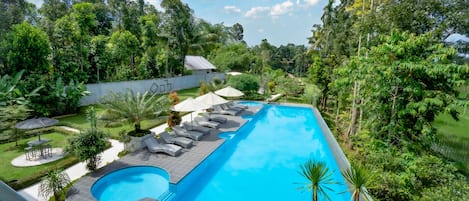 Piscine extérieure, parasols de plage, chaises longues