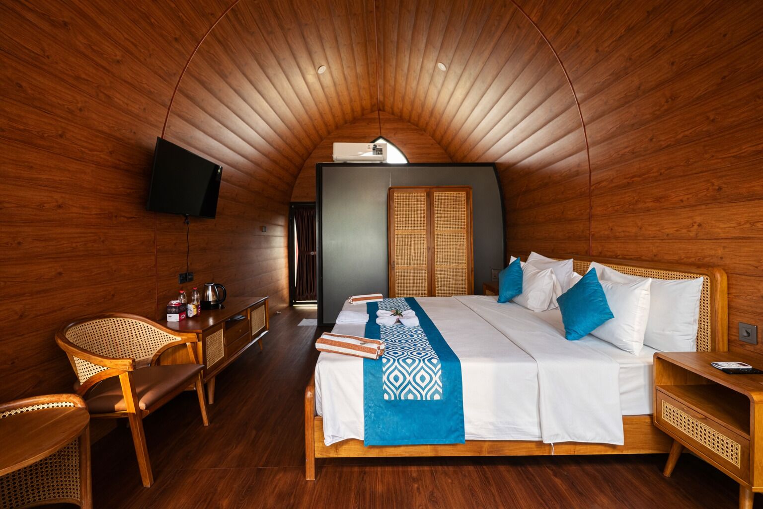 Bộ đồ giường cao cấp, nệm Select Comfort, bàn 